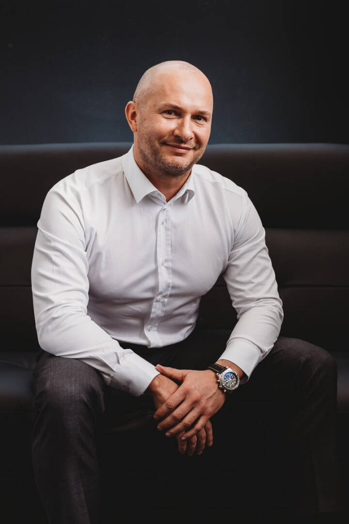 Portret biznesowy, wizerunek profesjonalisty, sesja wizerunkowa, zdjęcia korporacyjne, personal branding, headshot, klasyczny portret biznesowy