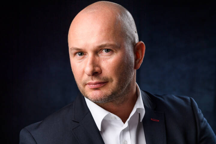 Portret biznesowy, wizerunek profesjonalisty, sesja wizerunkowa, zdjęcia korporacyjne, personal branding, headshot, klasyczny portret biznesowy